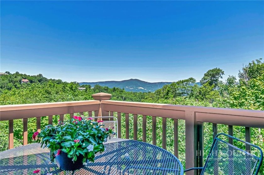 Just listed! Worth the wait! This beautifully maintained Sugar - photo 45