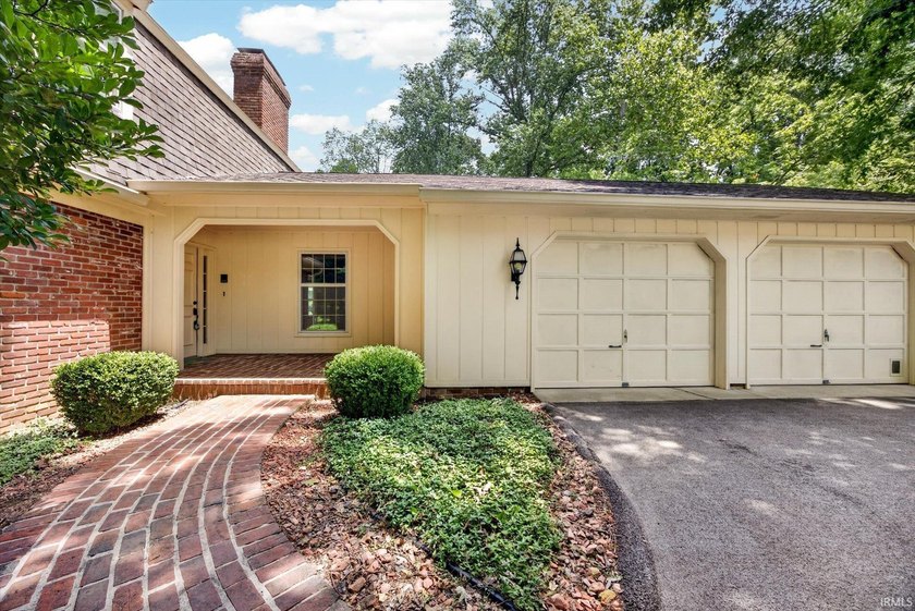 This lovely one-owner four bedroom, three and a half bath brick - photo 3