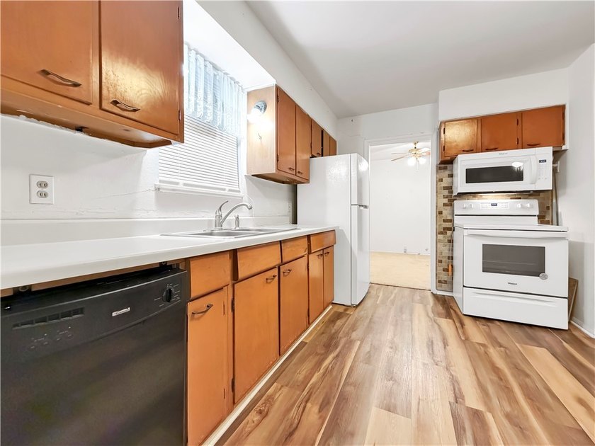 You're going to love this 3 bedroom, 1 bathroom home with a - photo 11