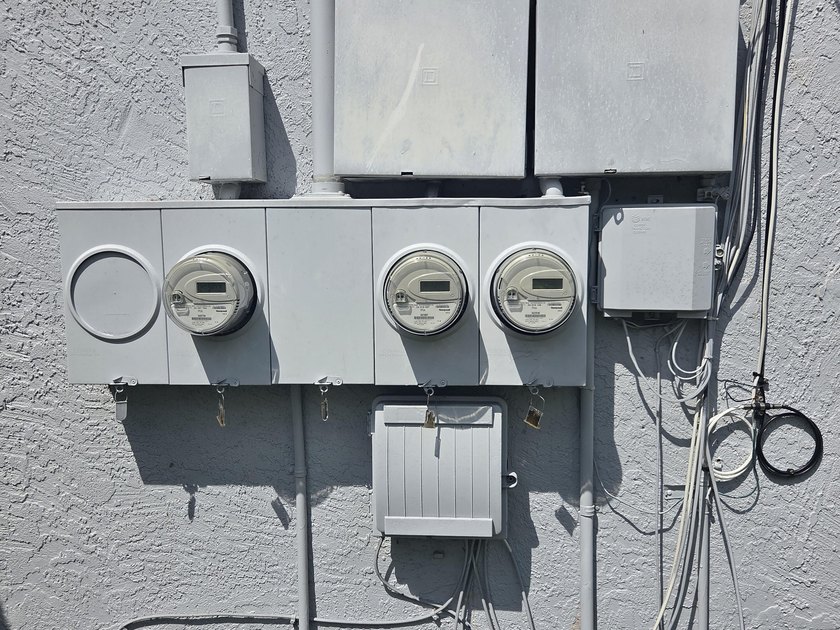 3/1, 2/1, 1/1 CBS TRIPLEX on a corner lot in a quiet - photo 11