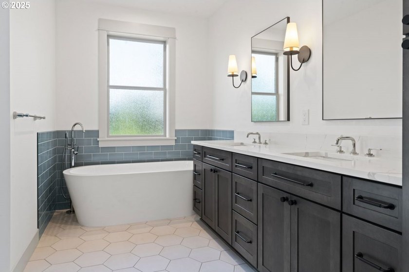 NEW PRICE! Welcome to this exquisite brand-new 3-bedroom - photo 28