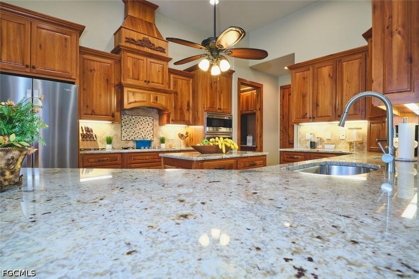 !!! THE SELLER IS MOTIVATED TO SELL !!! This is a DREAM HOME in - photo 9