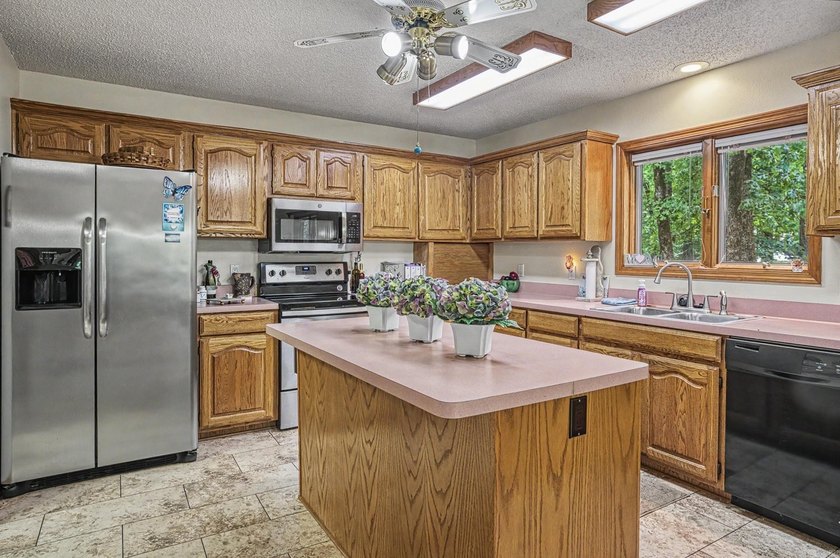 Easy Living in this 3 bedroom 2 bath home. Laminate flooring - photo 3
