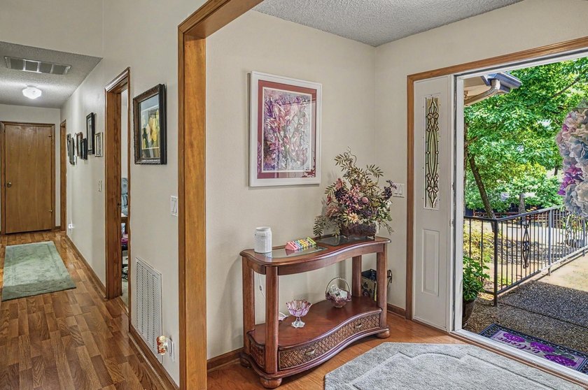 Easy Living in this 3 bedroom 2 bath home. Laminate flooring - photo 10