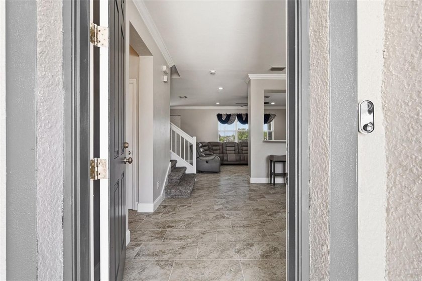 Virtually Staged. Welcome to this beautifully maintained - photo 3