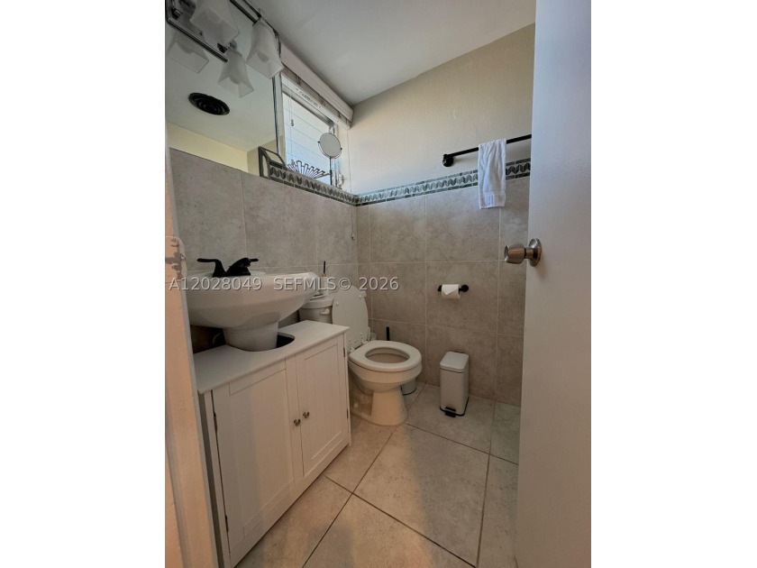 Stunning 1 Bed, 1.5 Bath Condo in Desirable Skylake! This - photo 4