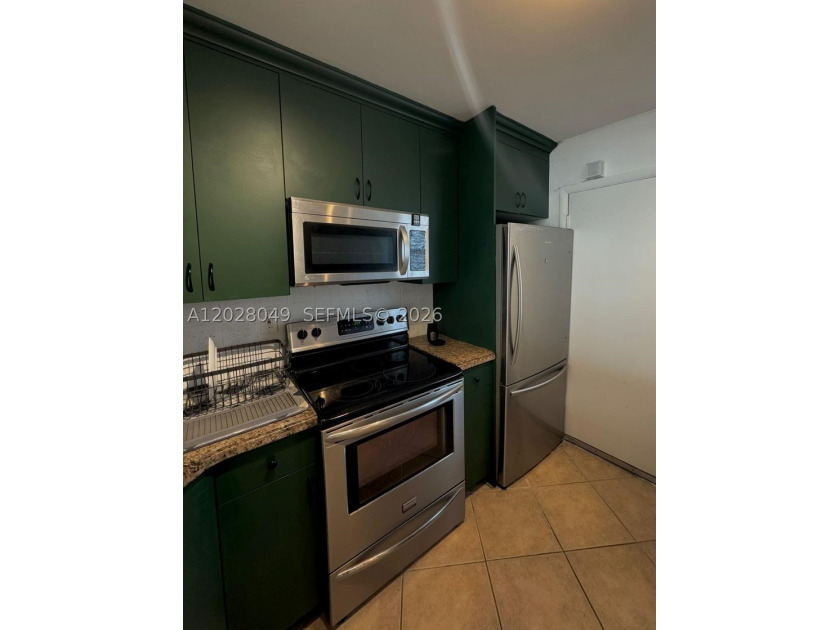 Stunning 1 Bed, 1.5 Bath Condo in Desirable Skylake! This - photo 5