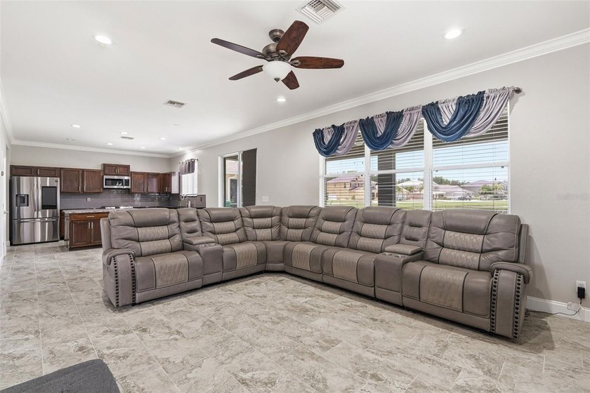 Virtually Staged. Welcome to this beautifully maintained - photo 8