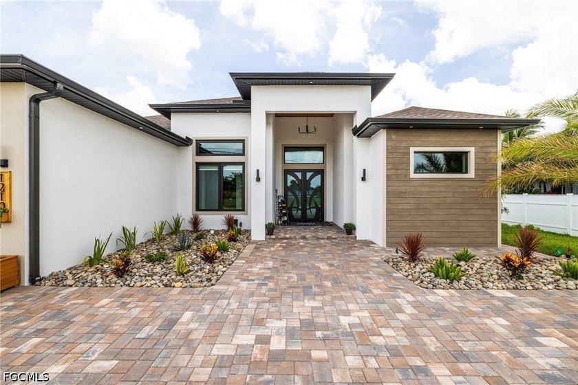 New Modern CUSTOM MUST SEE 4 Bed 3 Bath 3 Car Garage Freshwater - photo 3