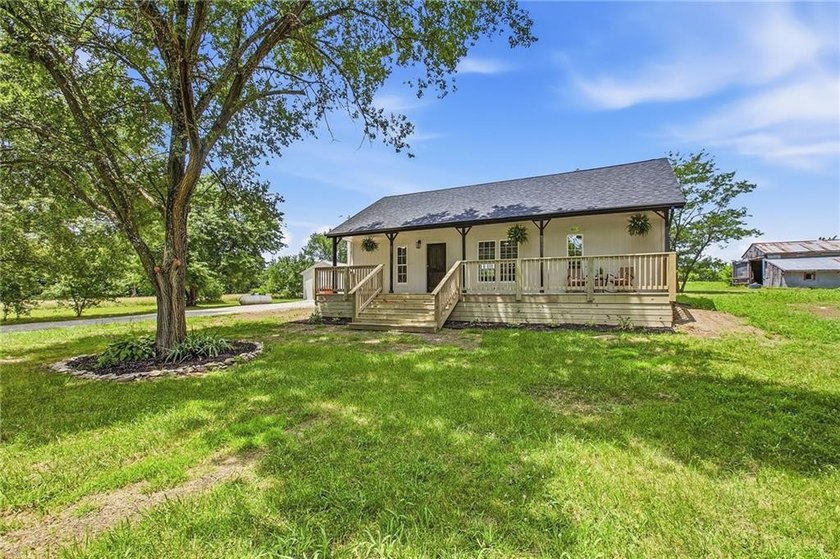 Move right into this beautifully renovated 4-bedroom, 2-bath - photo 2