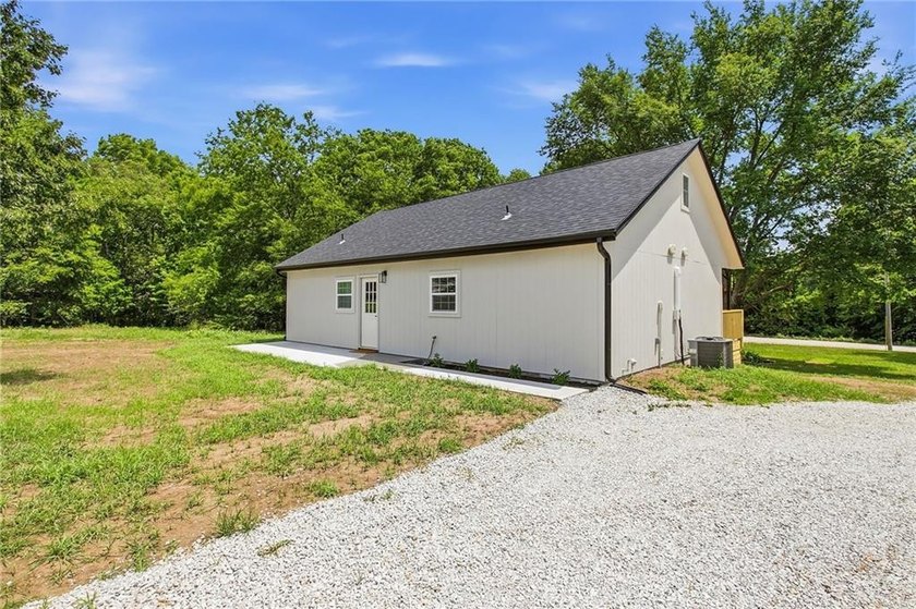 Move right into this beautifully renovated 4-bedroom, 2-bath - photo 4