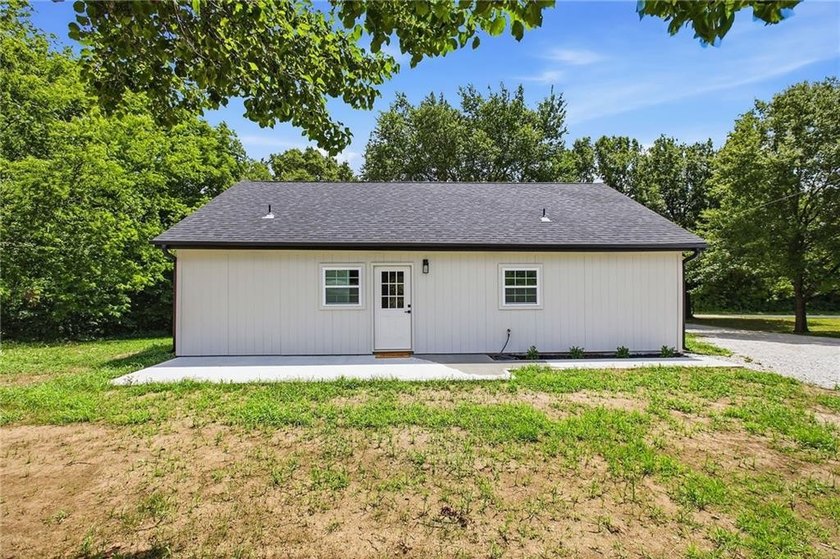 Move right into this beautifully renovated 4-bedroom, 2-bath - photo 6
