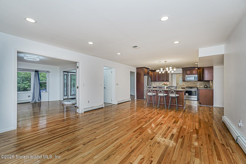 Welcome to one of Tottenville's best-kept secrets - a stunning - photo 11