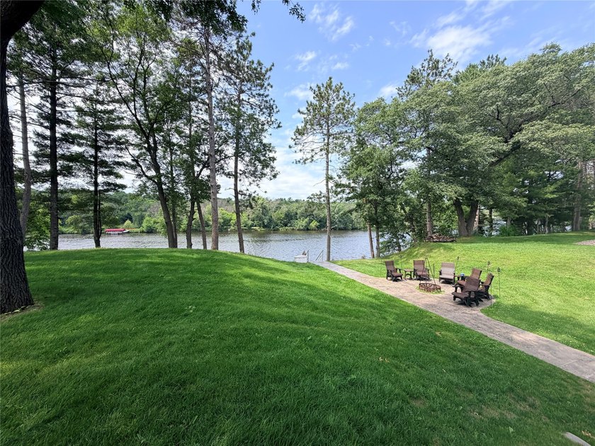The perfect lake home, ideally situated just a short boat ride - photo 12