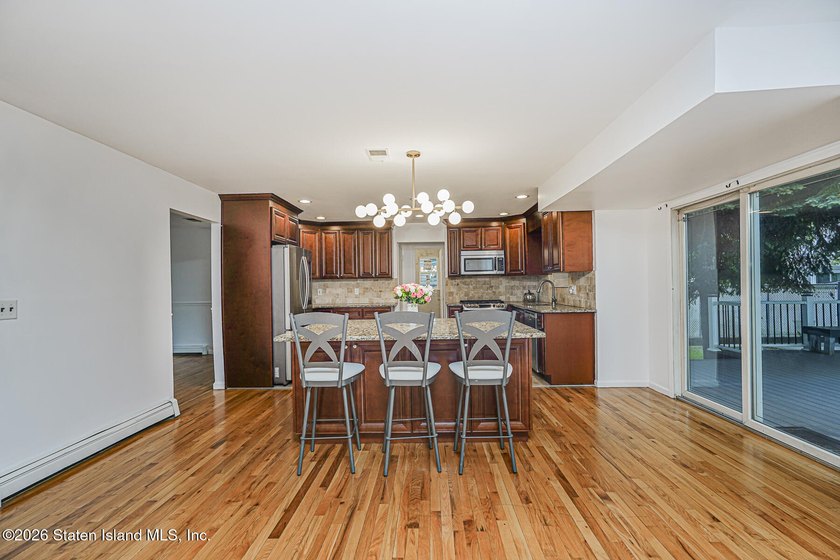 Welcome to one of Tottenville's best-kept secrets - a stunning - photo 12