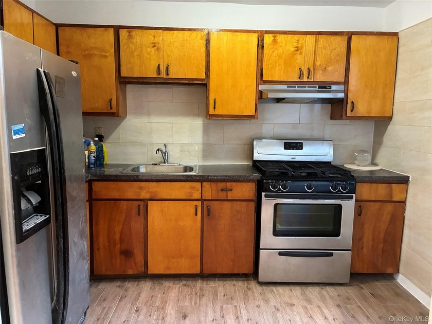 Two-bedroom apartment located on the third floor of 2866 Marion - photo 4