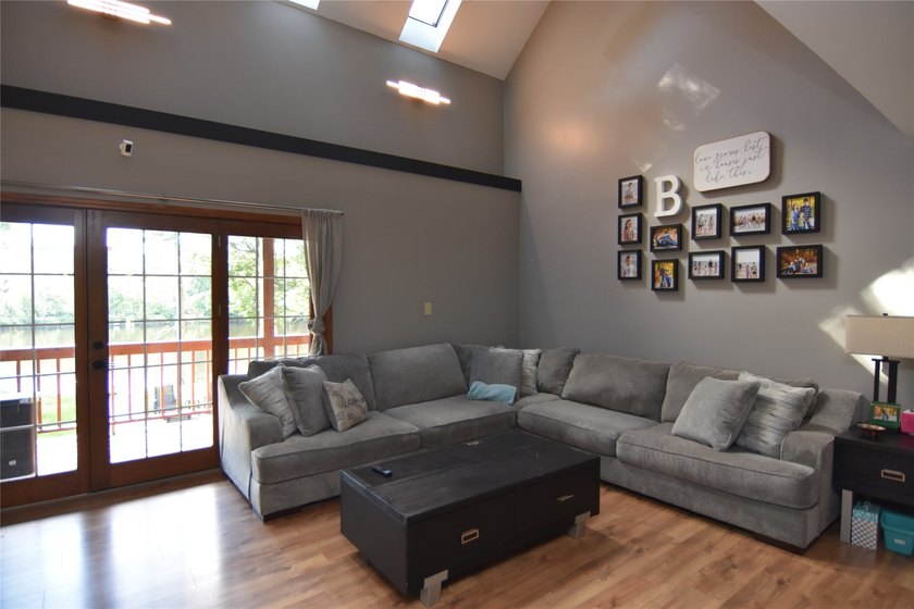 The perfect lake home, ideally situated just a short boat ride - photo 14