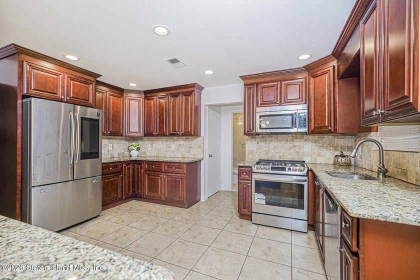 Welcome to one of Tottenville's best-kept secrets - a stunning - photo 15