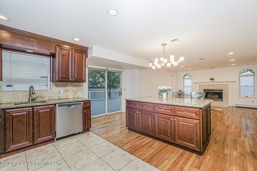 Welcome to one of Tottenville's best-kept secrets - a stunning - photo 16