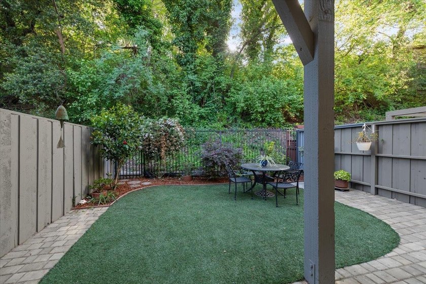 Tucked away in a centrally located, intimate neighborhood, 6 - photo 17