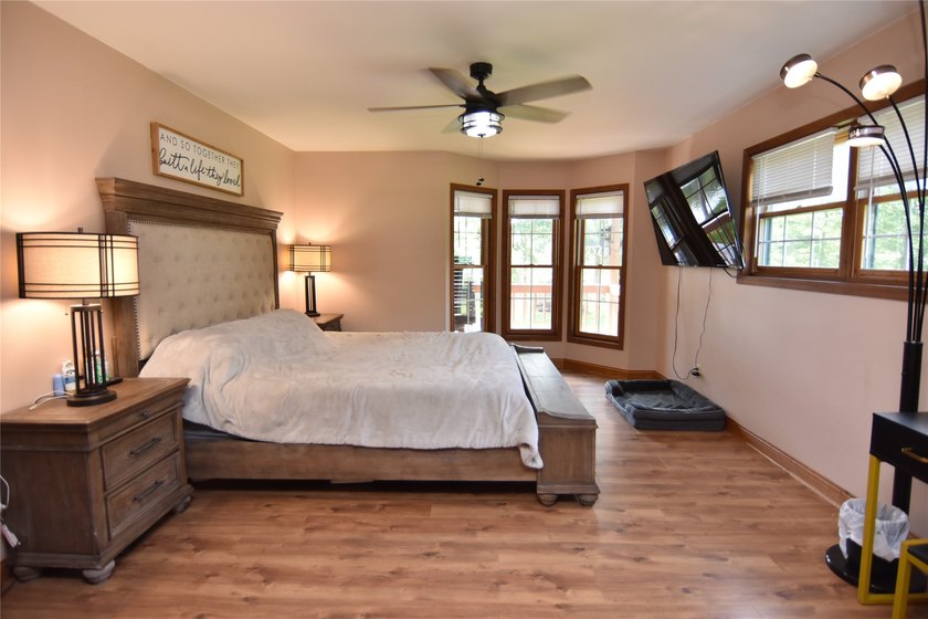 The perfect lake home, ideally situated just a short boat ride - photo 21