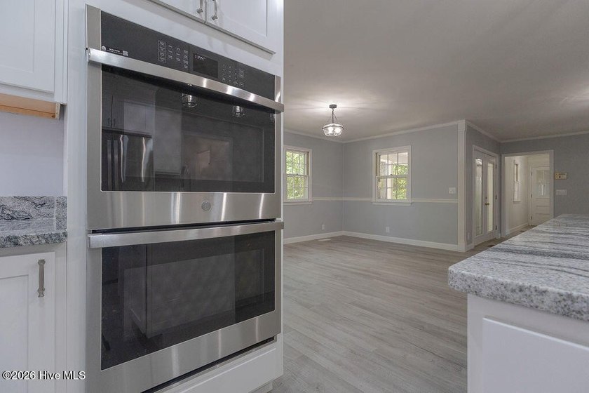 Established neighbourhood charm, No HOA, extensive updates - photo 22