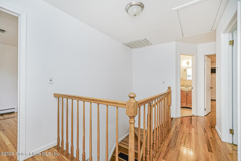 Welcome to one of Tottenville's best-kept secrets - a stunning - photo 25