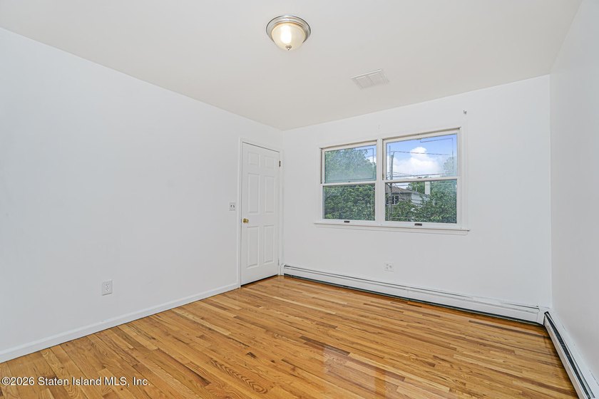 Welcome to one of Tottenville's best-kept secrets - a stunning - photo 26
