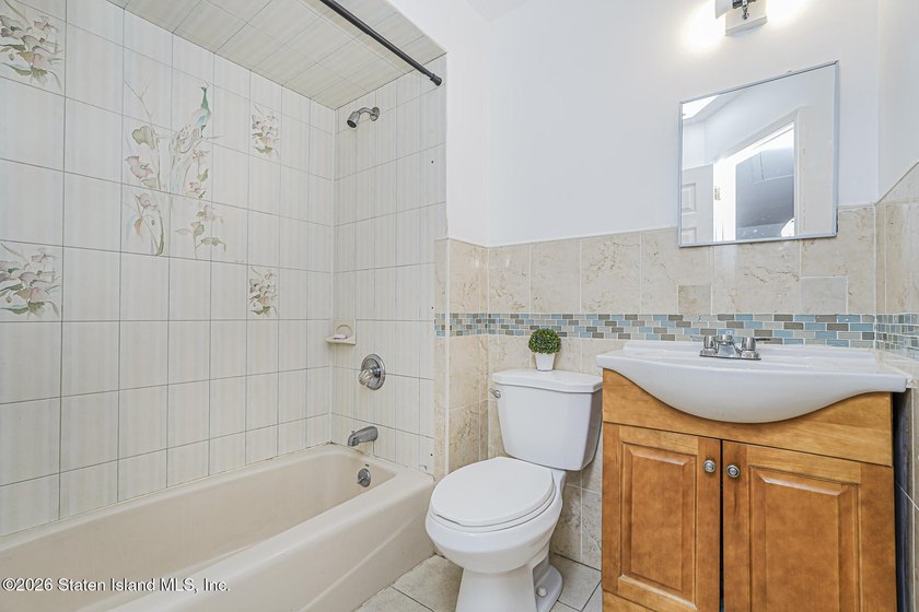 Welcome to one of Tottenville's best-kept secrets - a stunning - photo 27