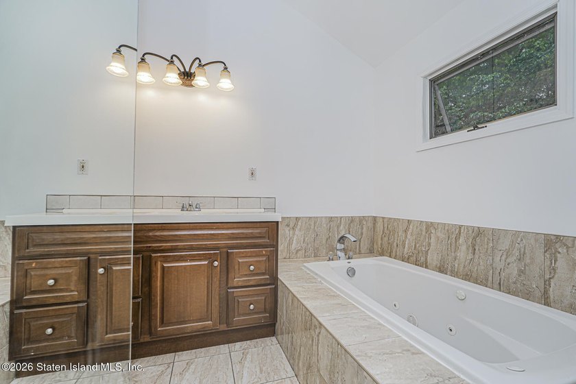 Welcome to one of Tottenville's best-kept secrets - a stunning - photo 33