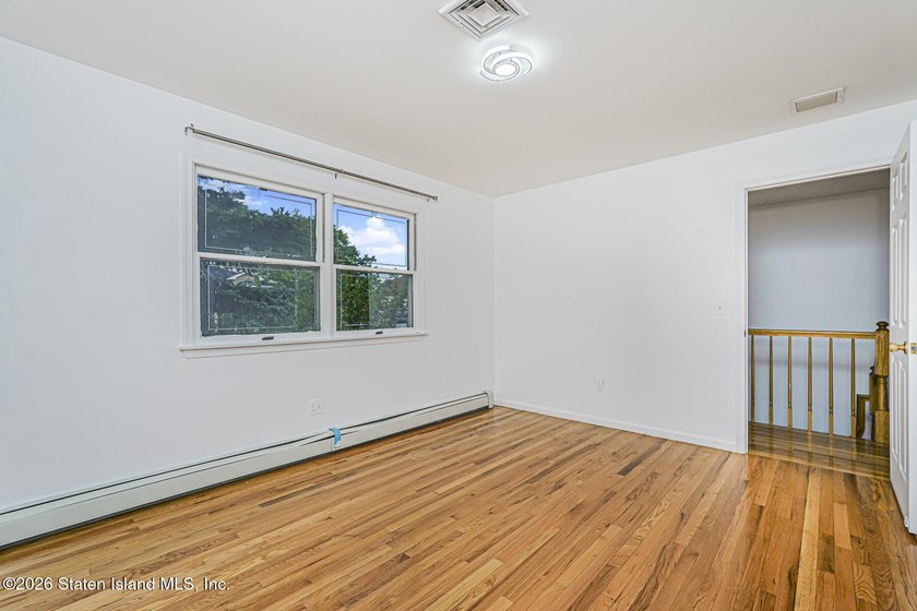 Welcome to one of Tottenville's best-kept secrets - a stunning - photo 35