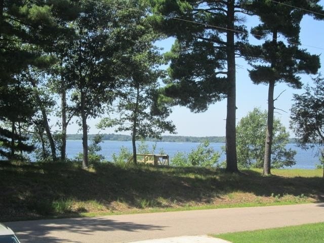 Escape to the beautiful lake view in this spacious 3 BR, 2 Bath - photo 6