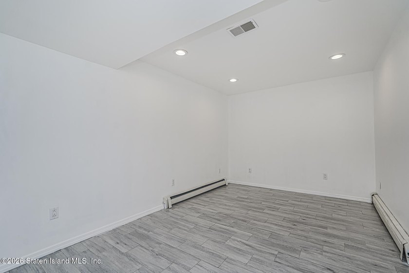 Welcome to one of Tottenville's best-kept secrets - a stunning - photo 37