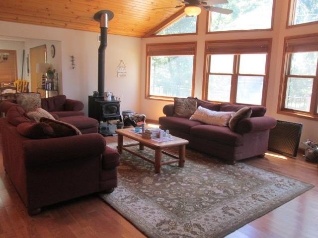 Escape to the beautiful lake view in this spacious 3 BR, 2 Bath - photo 9