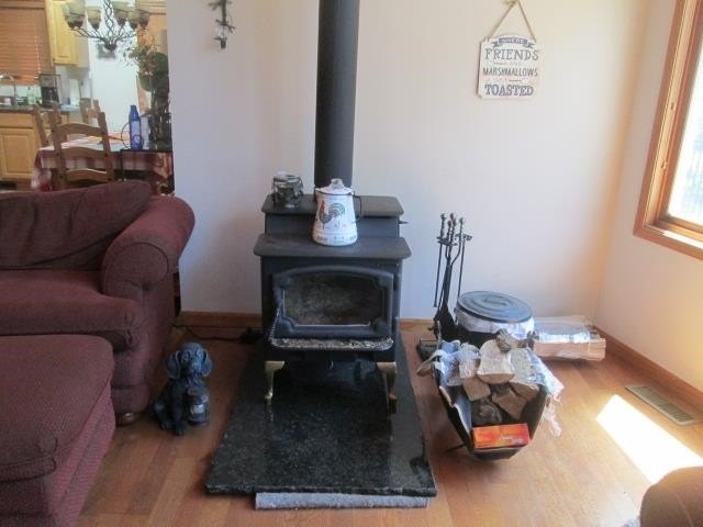 Escape to the beautiful lake view in this spacious 3 BR, 2 Bath - photo 10