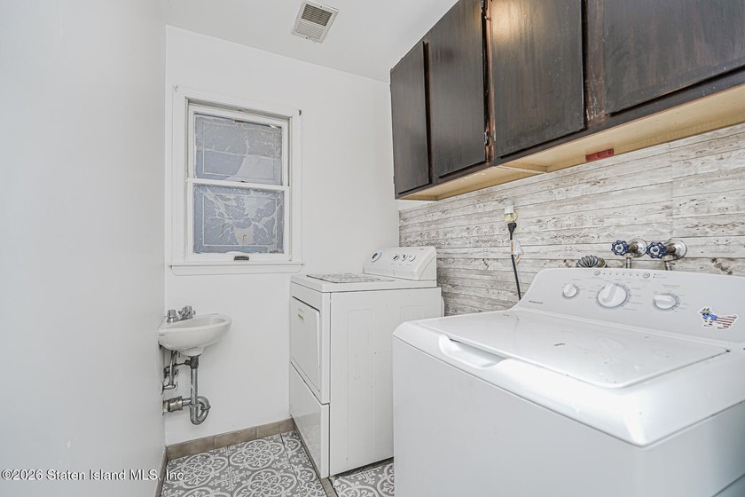Welcome to one of Tottenville's best-kept secrets - a stunning - photo 41
