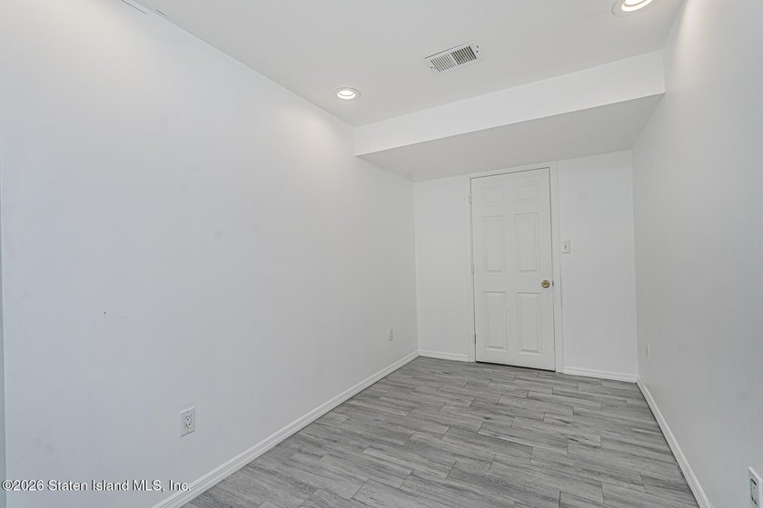 Welcome to one of Tottenville's best-kept secrets - a stunning - photo 49
