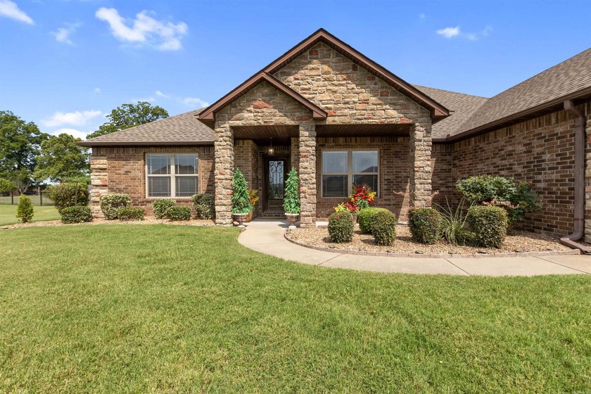 Your own slice of country paradise awaits! Nestled on 1.49 - photo 2