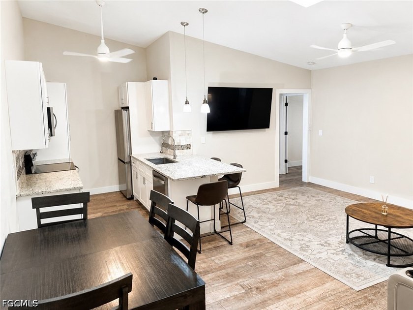 Welcome to desirable Southwest Cape Coral! This beautifully - photo 3