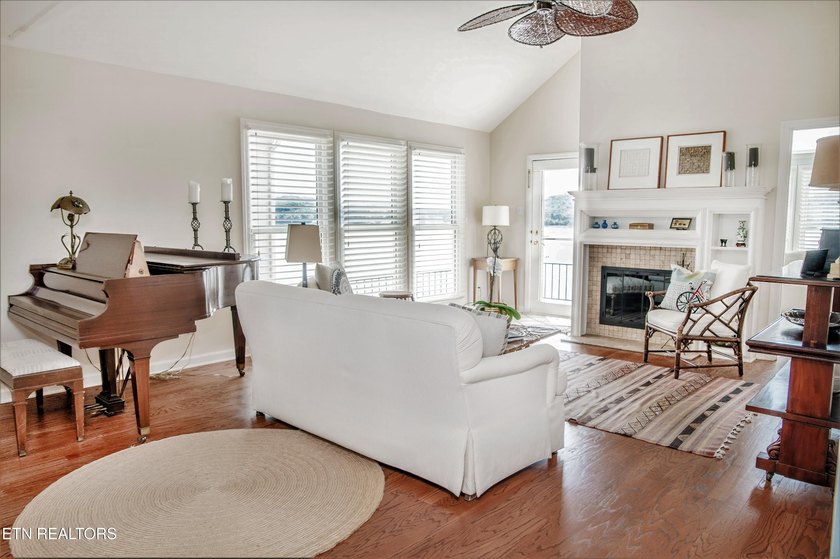 Enjoy stunning panoramic lake and mountain views from your own - photo 14