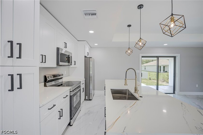 Beautiful newly constructed 3-bedroom, 2-bath home offering 1 - photo 8