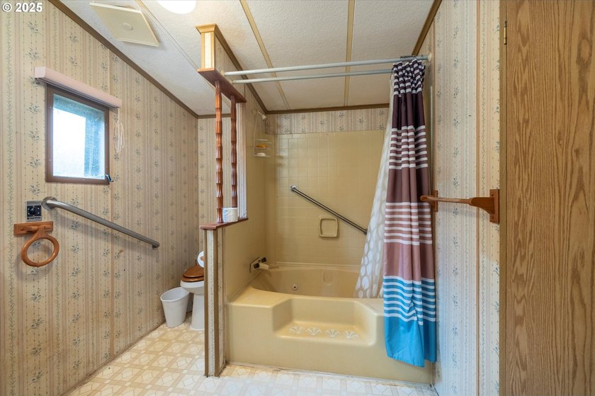 Lovingly updated Three Bed/Two Bath in Shorepines Village. Sip - photo 13