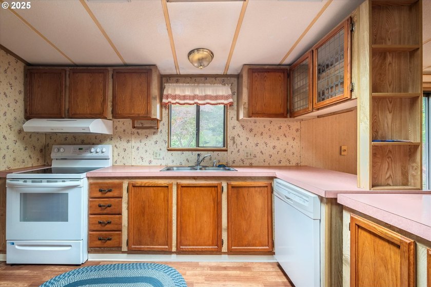 Lovingly updated Three Bed/Two Bath in Shorepines Village. Sip - photo 25
