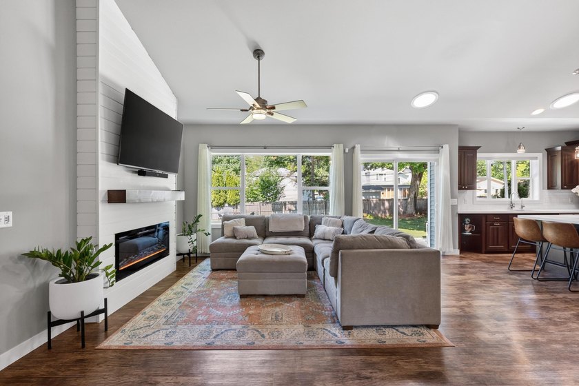 This thoughtfully designed ranch offers exceptional comfort and - photo 4