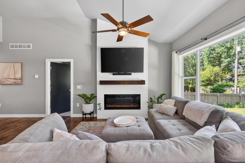 This thoughtfully designed ranch offers exceptional comfort and - photo 7