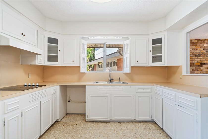 Don't miss this! Charming 3/2 home on a large corner lot, 2 - photo 11