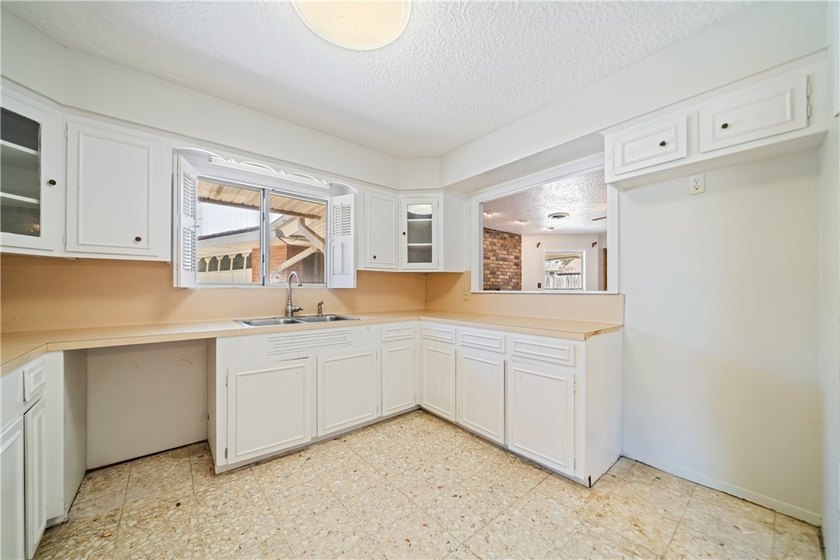 Don't miss this! Charming 3/2 home on a large corner lot, 2 - photo 12