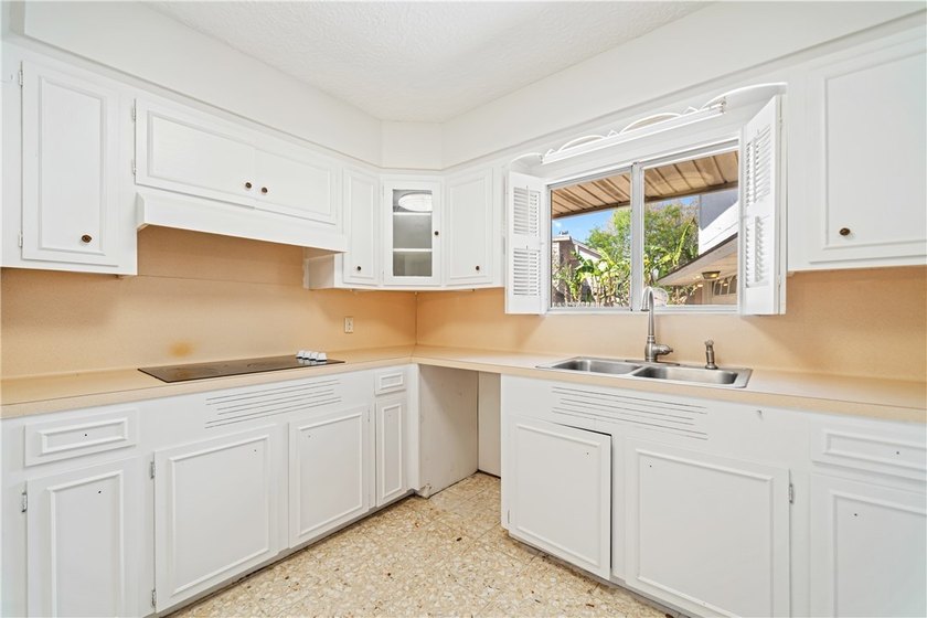Don't miss this! Charming 3/2 home on a large corner lot, 2 - photo 13
