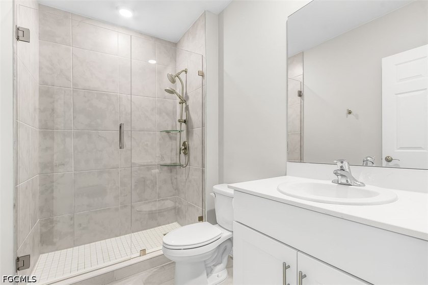 Built in 2025, this upgraded lakefront Cali floor plan offers 4 - photo 10