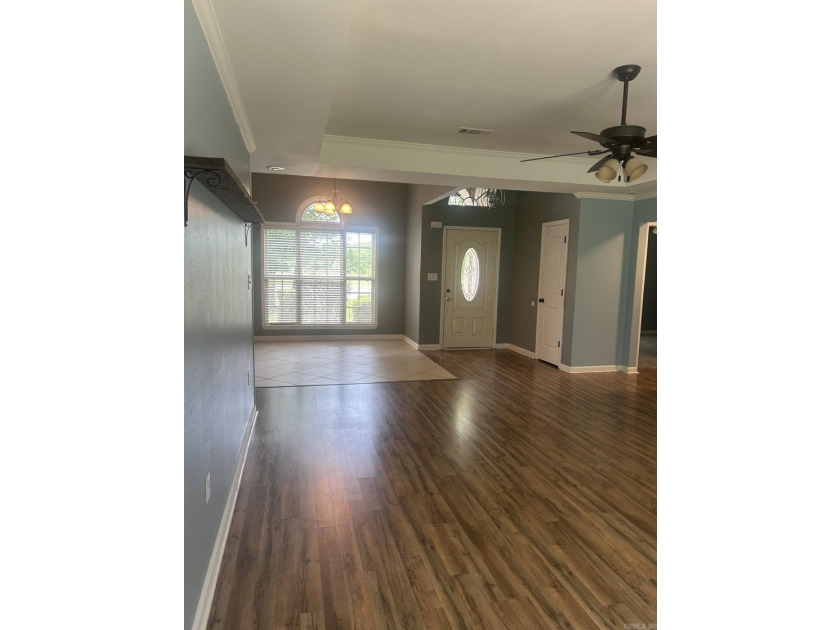 Beautiful brick home in Park Lakes Subdivision with great curb - photo 2